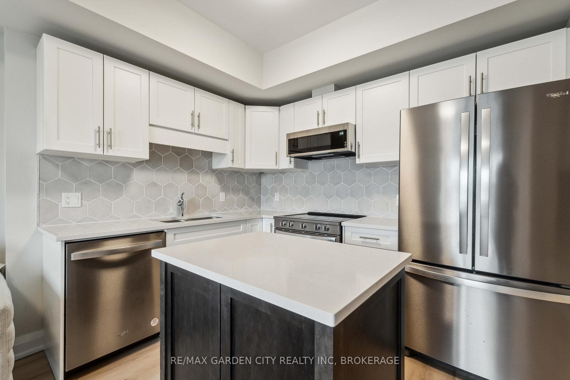 118 SUMMERSIDES Boulevard Unit 116 photo 18