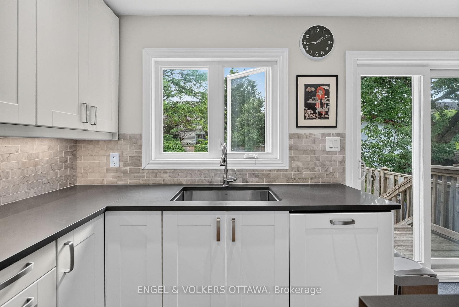 258 Carillon Street photo 9