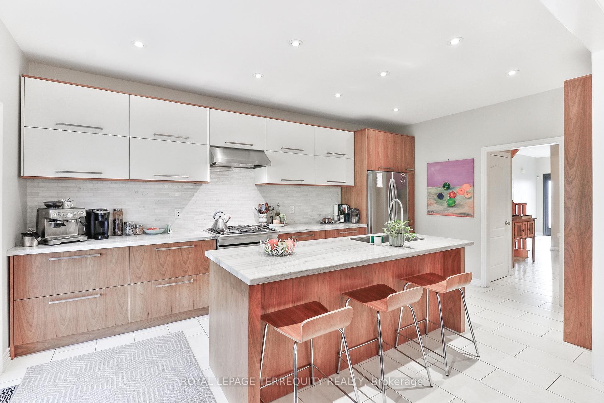 STUNNING Renovated Kitchen with Centre Island