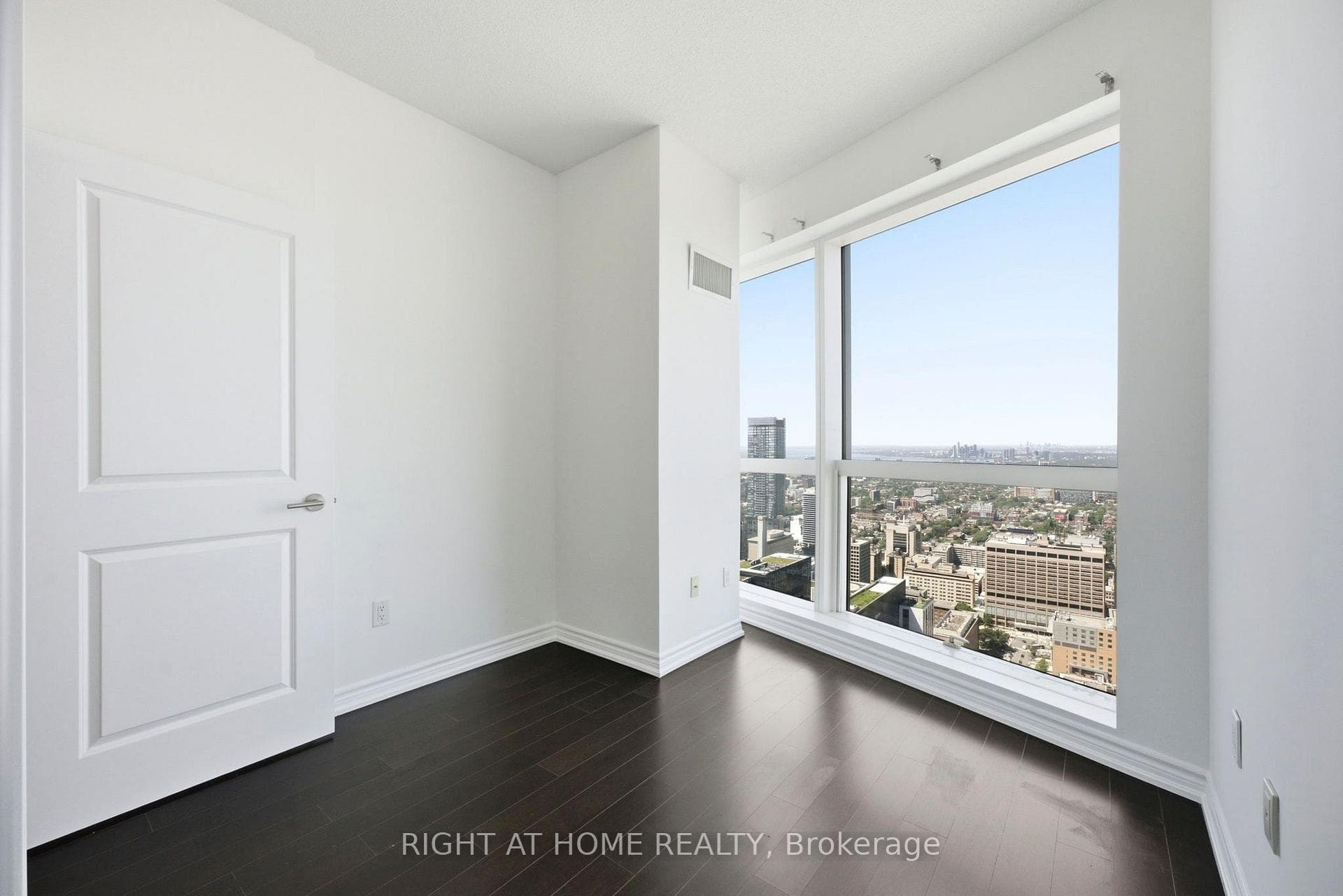 386 Yonge Street Unit 5614 photo 13