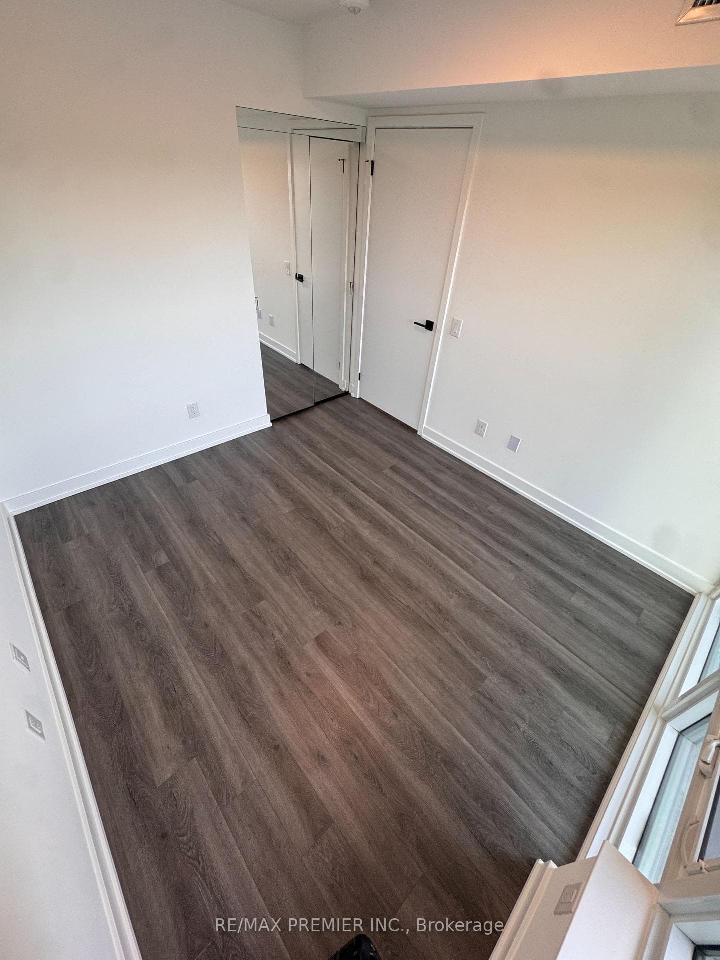 609 Sherbourne Street Unit 1806 photo 5