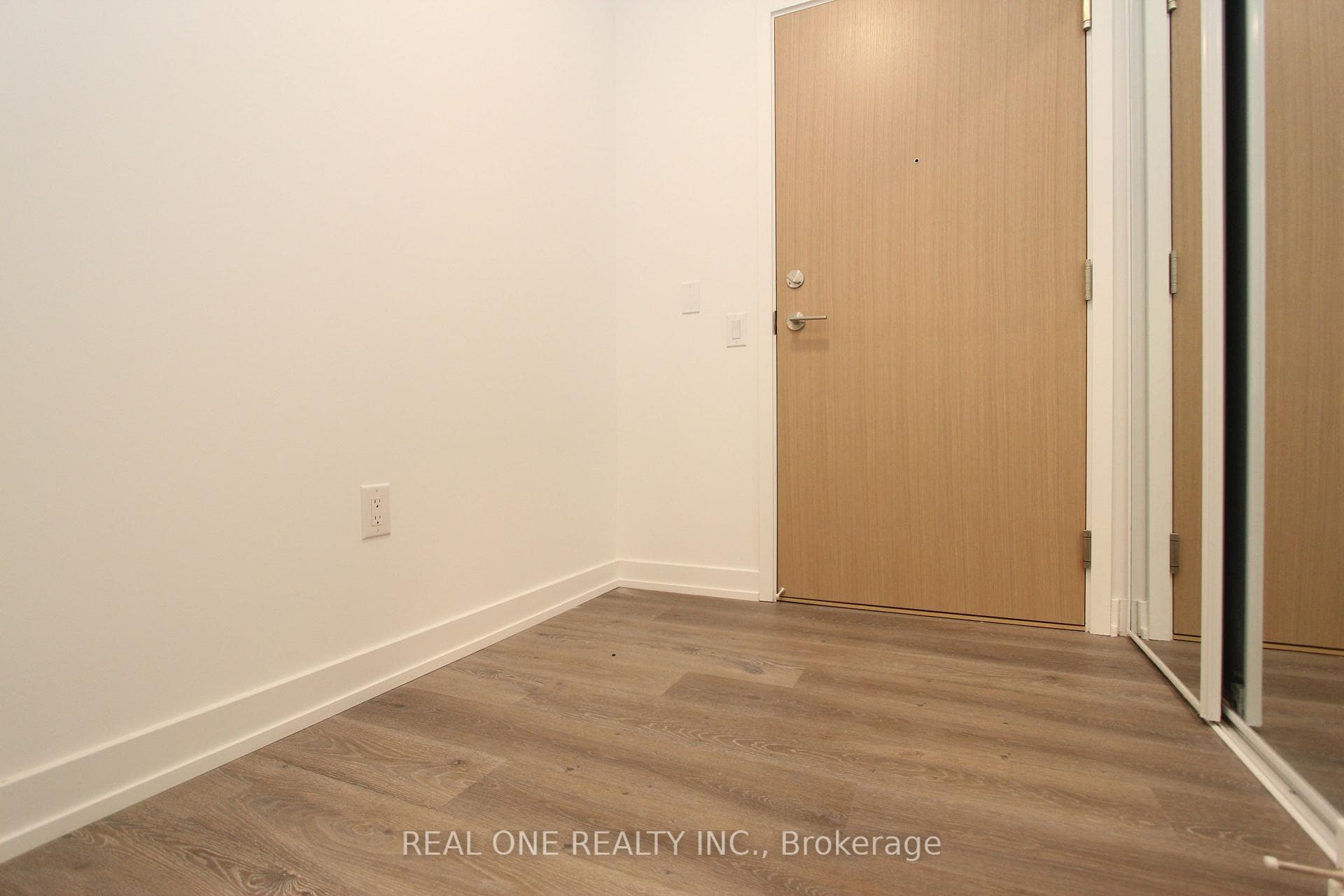 395 SQUARE ONE Drive Unit 2808 photo 17