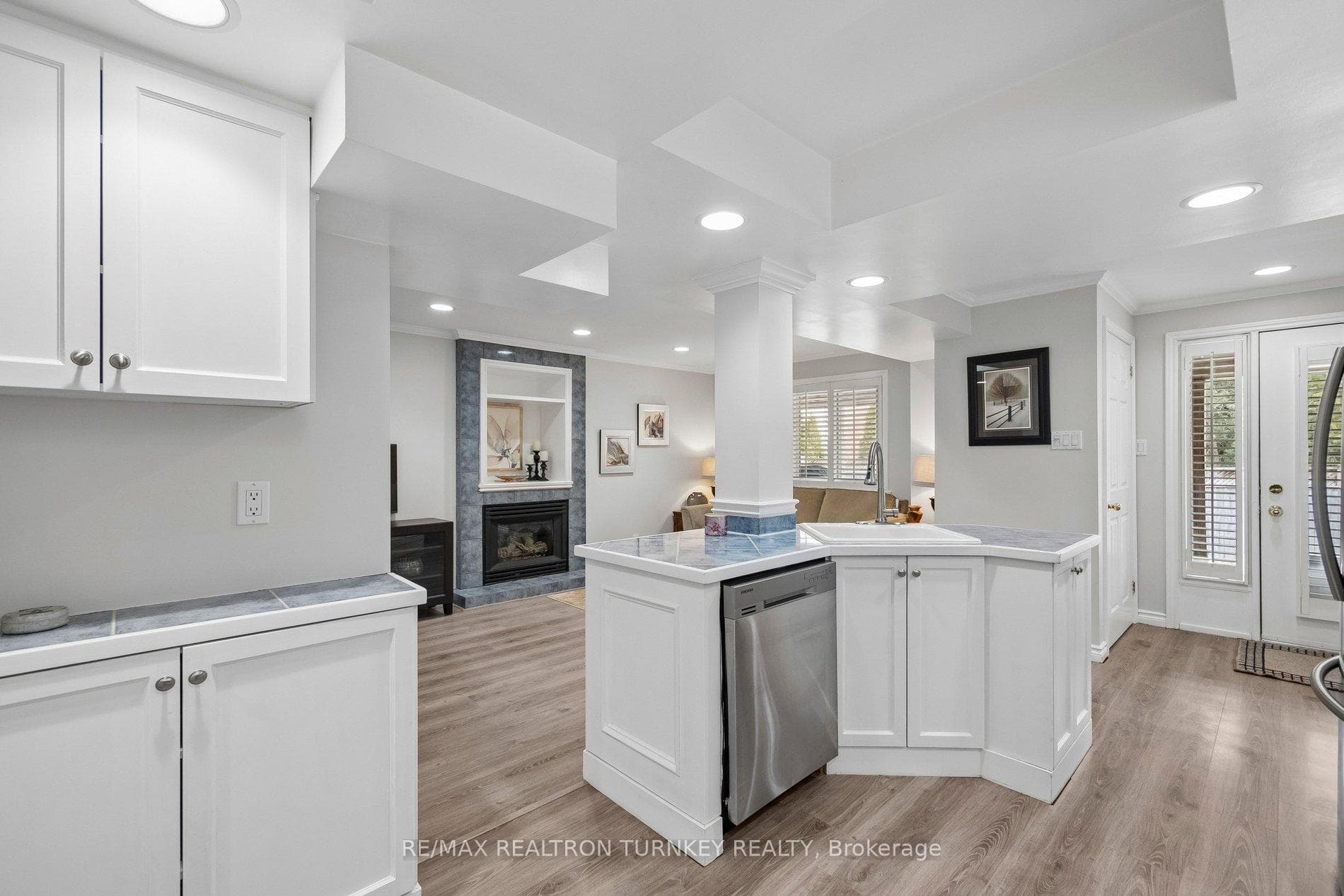Laminate floors and SS appliances