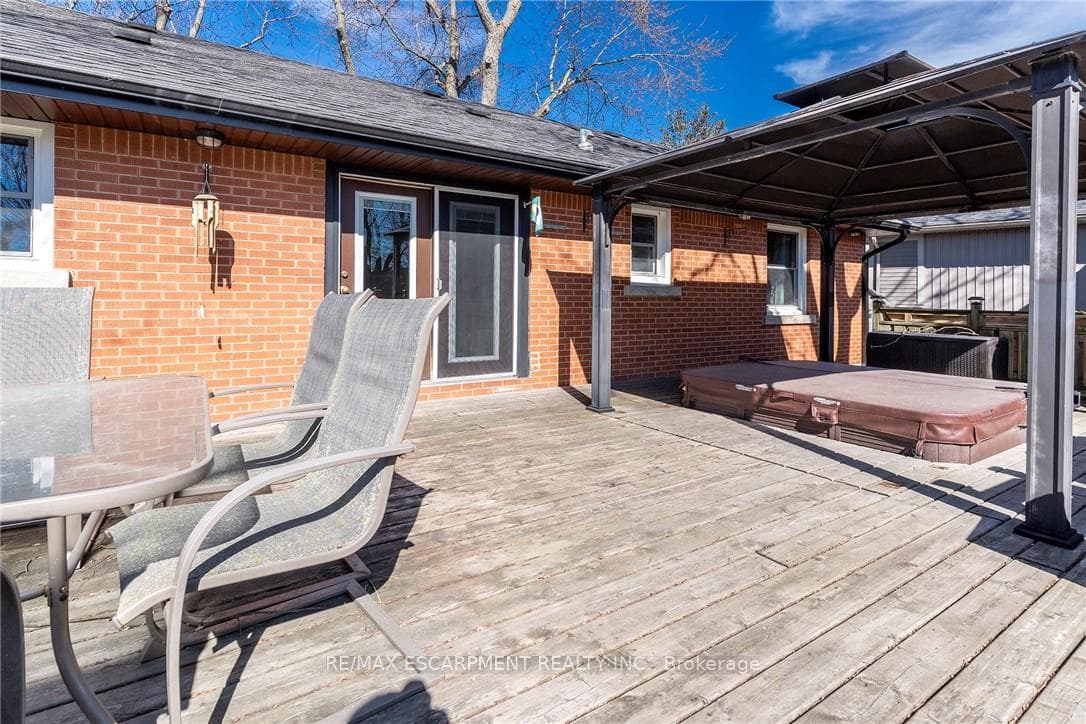 63 Seneca Avenue photo 20