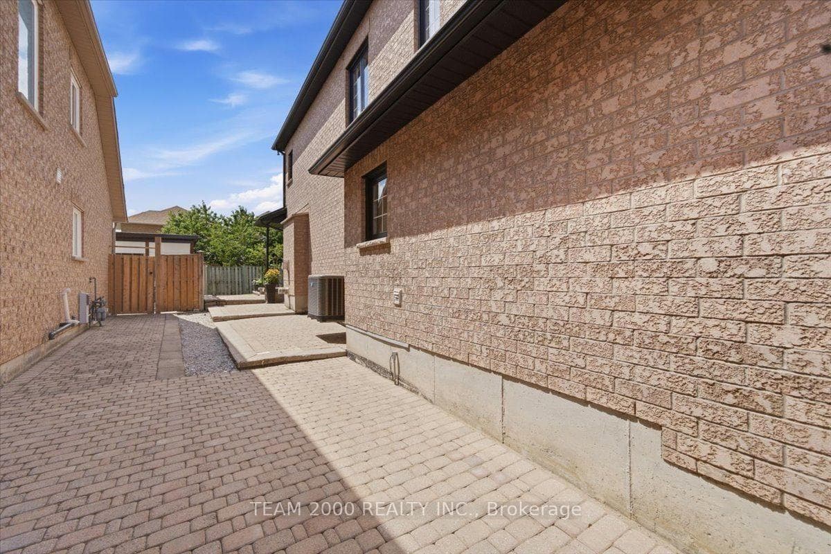26 Crown Crescent photo 32