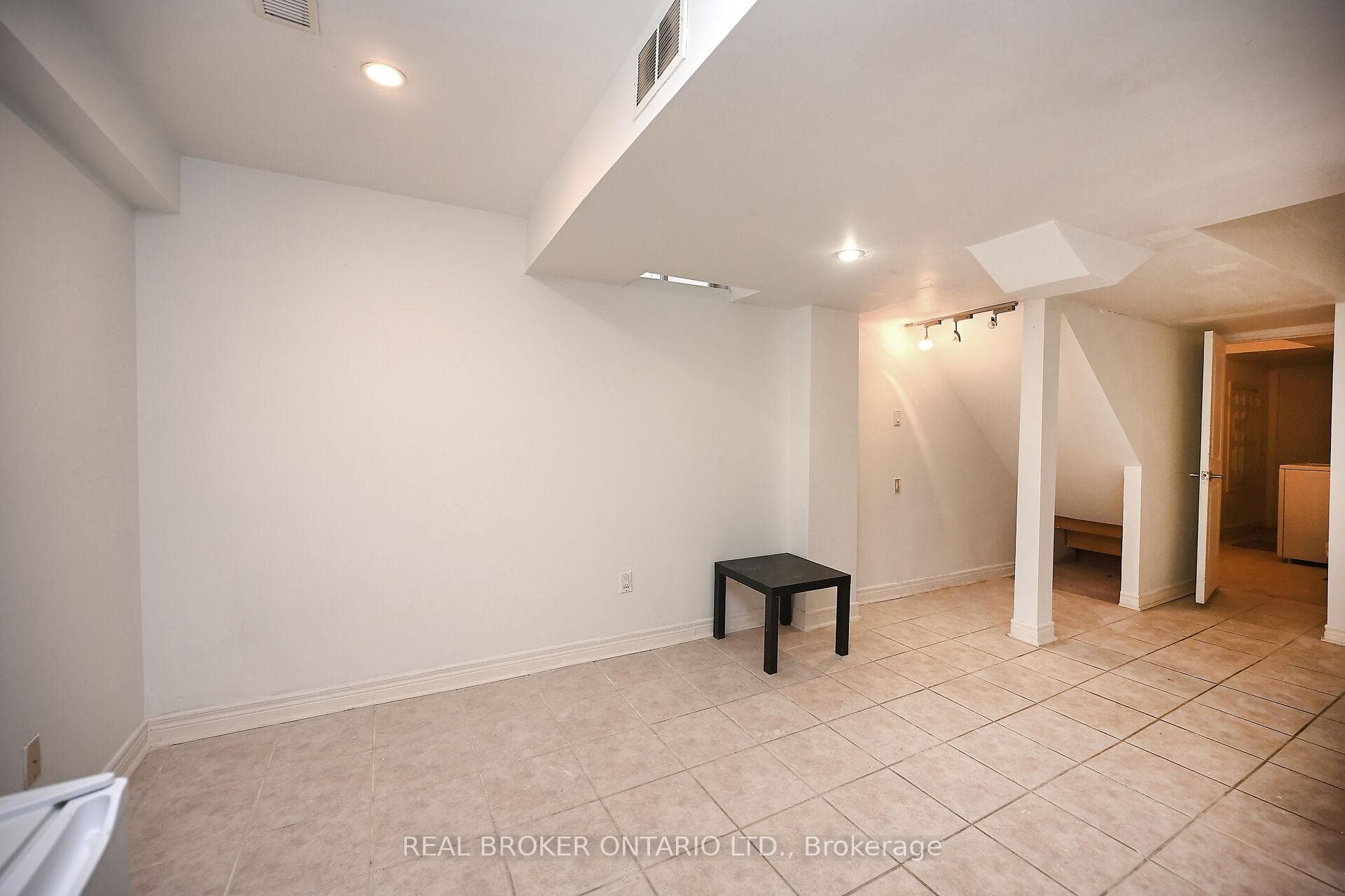 350 Oaktree Circle photo 37