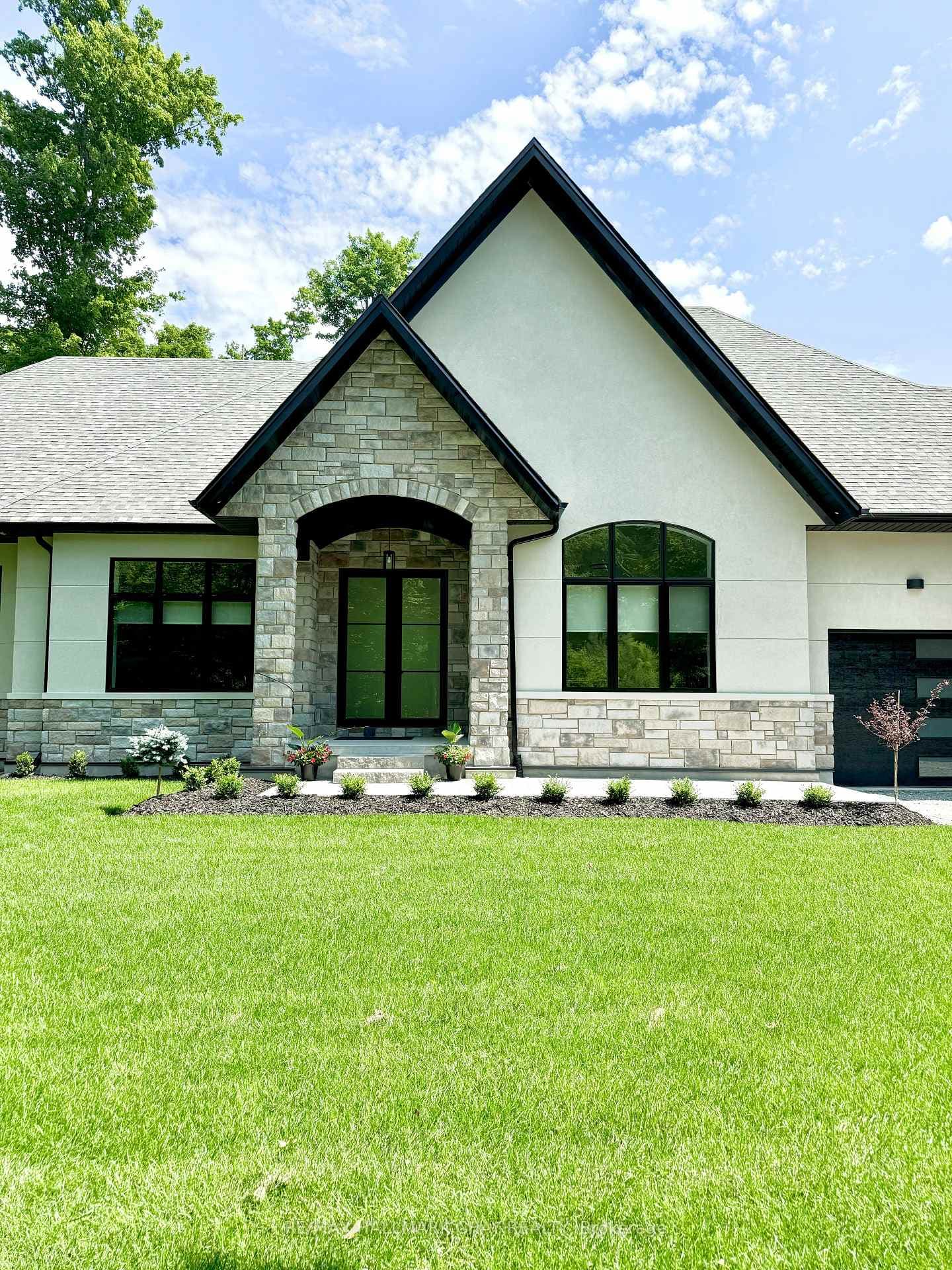20 Gallagher Crescent photo 3
