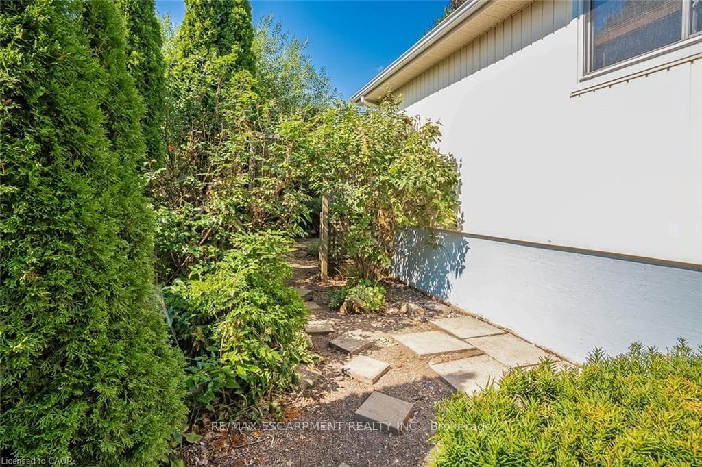 652 Ardleigh Crescent photo 33