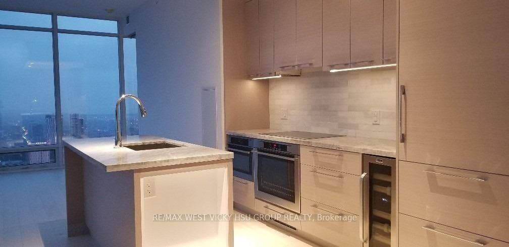 488 University Avenue Unit 5202 photo 17