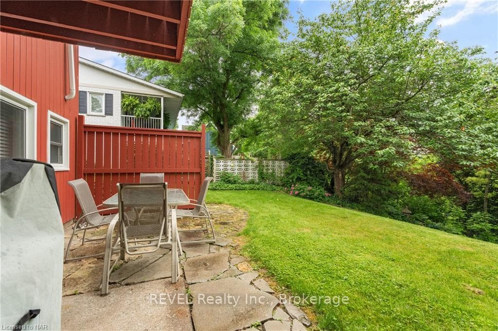 1677 GREGORY Road photo 31