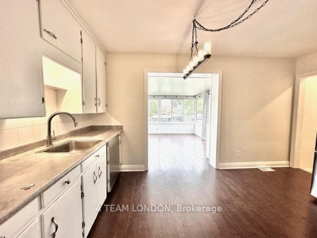 320 Brock Street photo 4