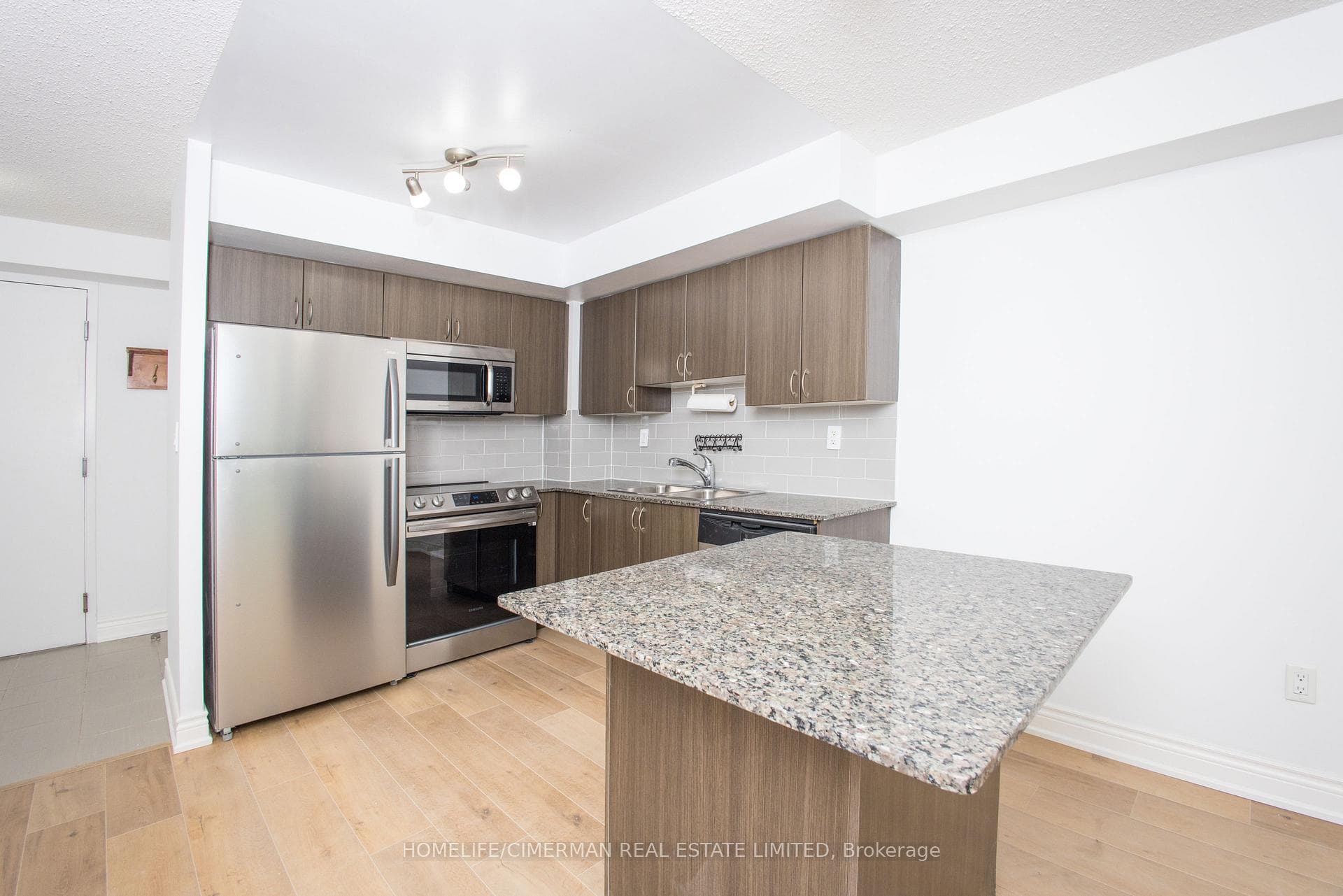 816 Lansdowne Avenue Unit 414 photo 4