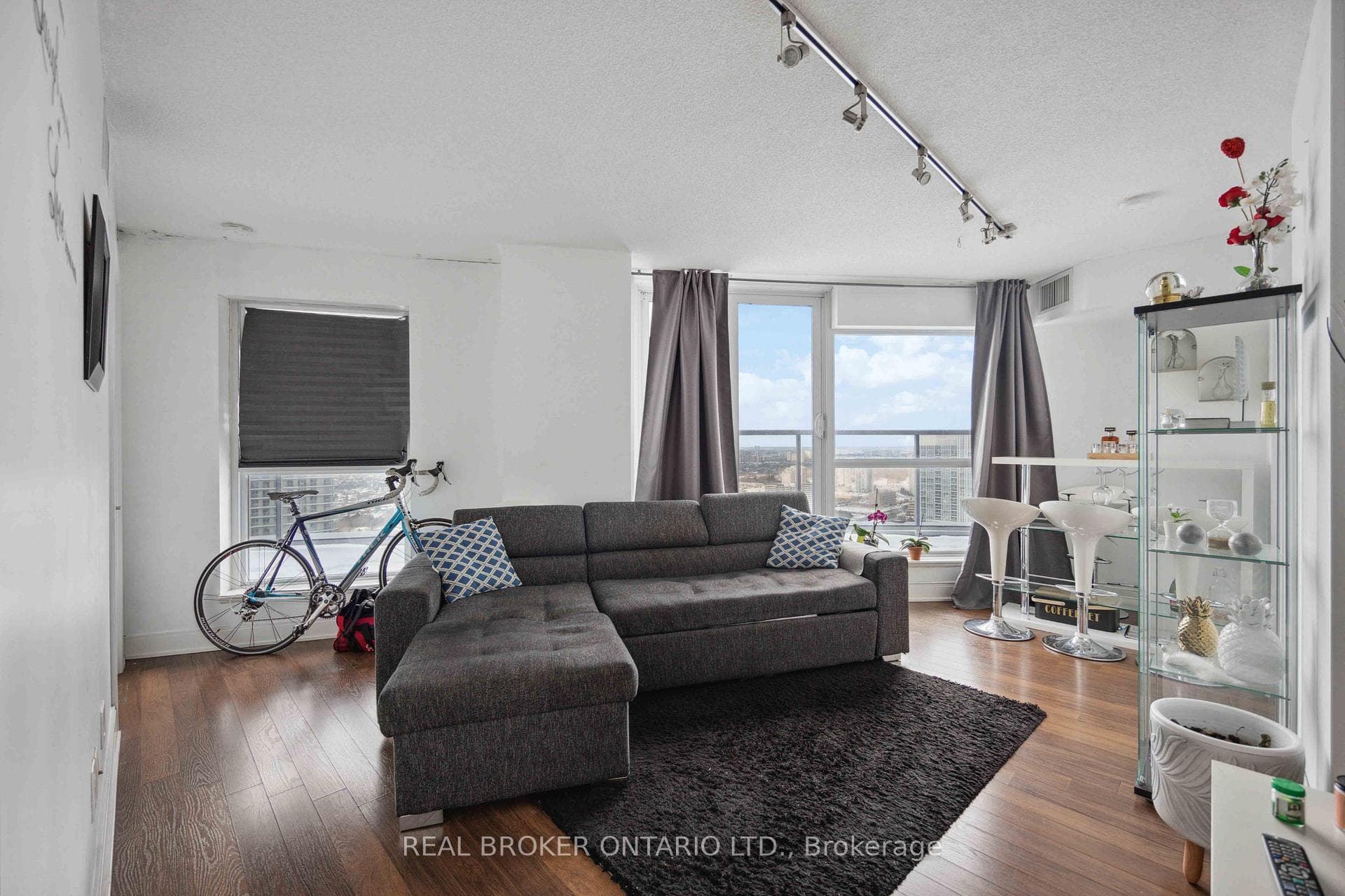 125 Village Green Square Unit 3709 photo 4