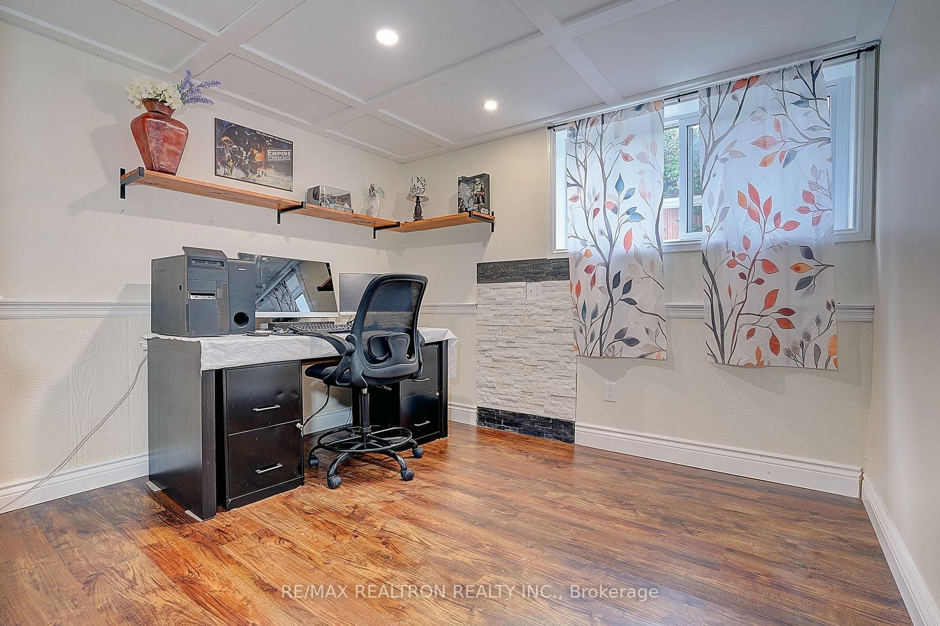 583 Pinewood Street photo 34