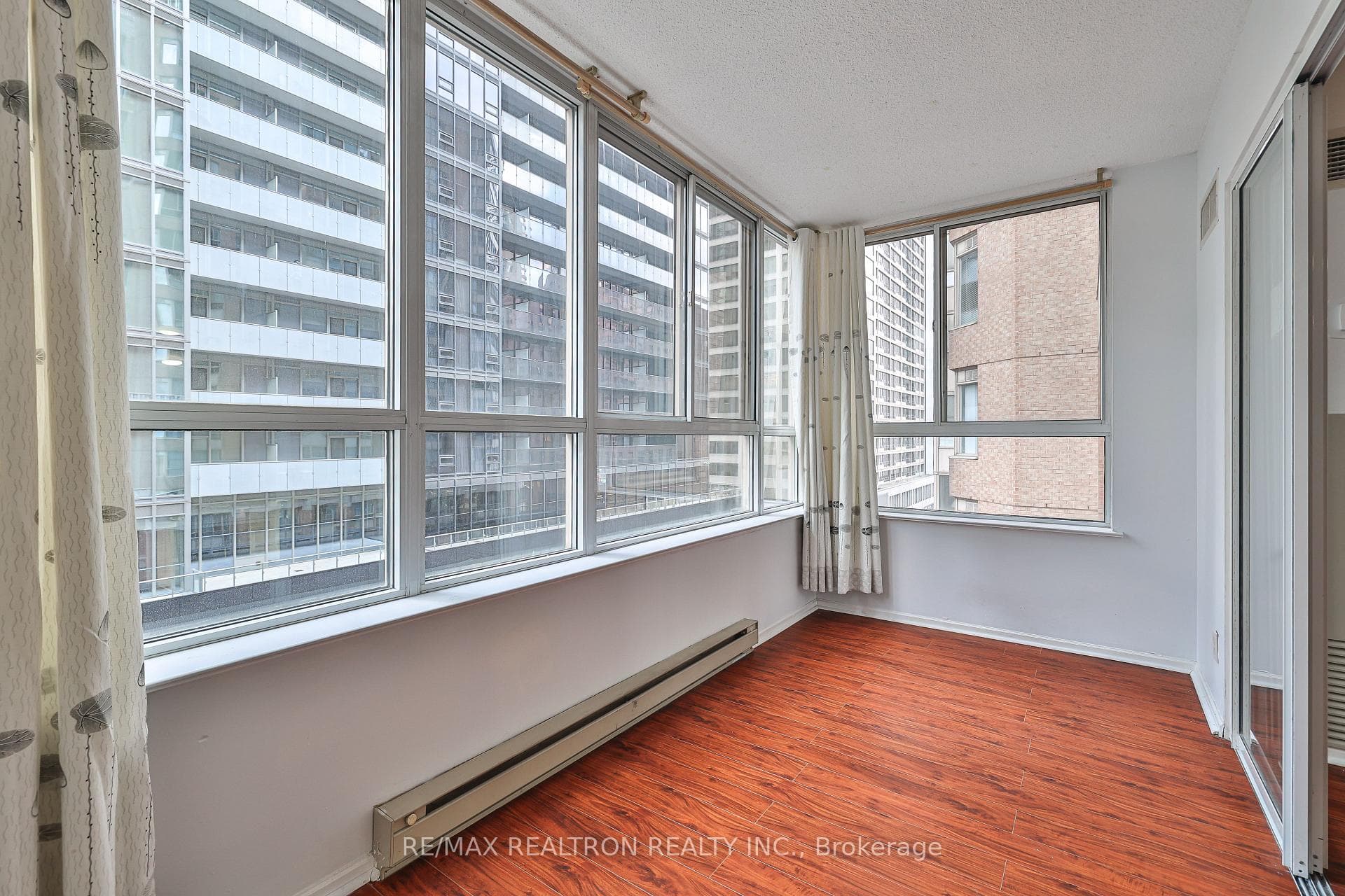 44 Gerrard Street Unit 811 photo 11