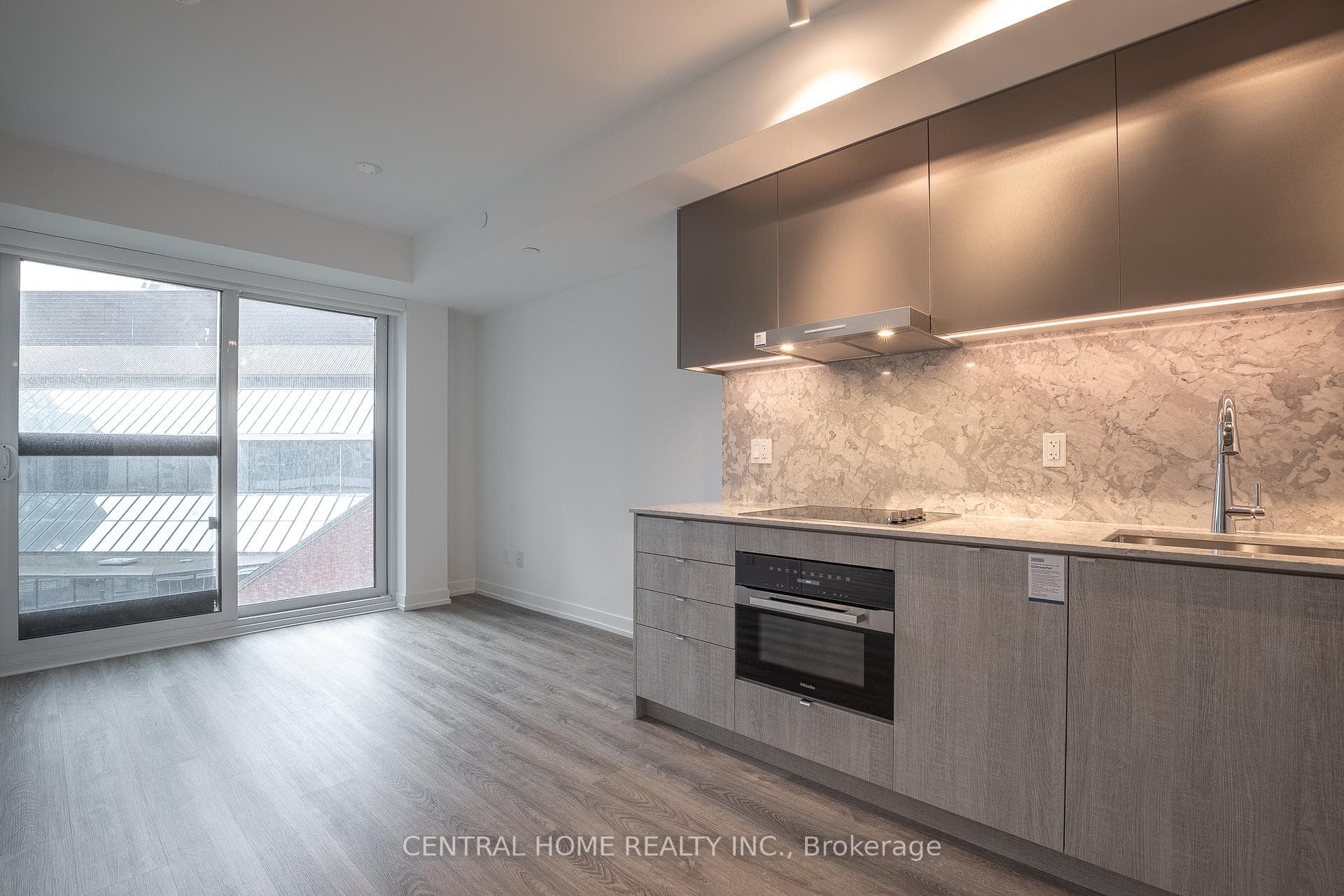 771 Yonge Street Unit 805 photo 9