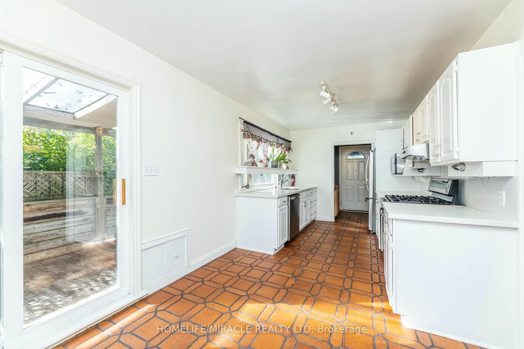 1 Lowell Avenue photo 8