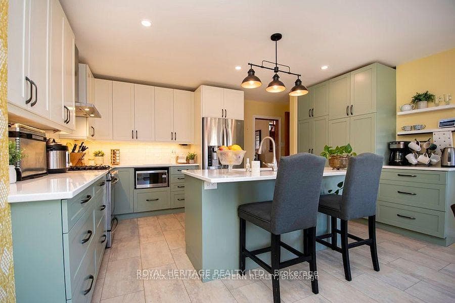 Large Island with Stainless steel appliances