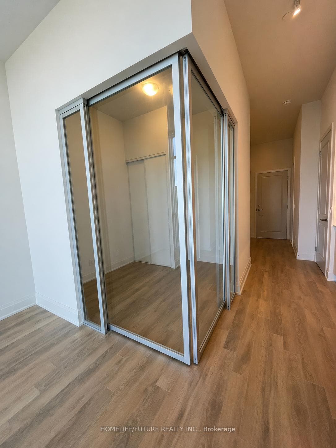 20 Meadowglen Place Unit 2902 photo 3