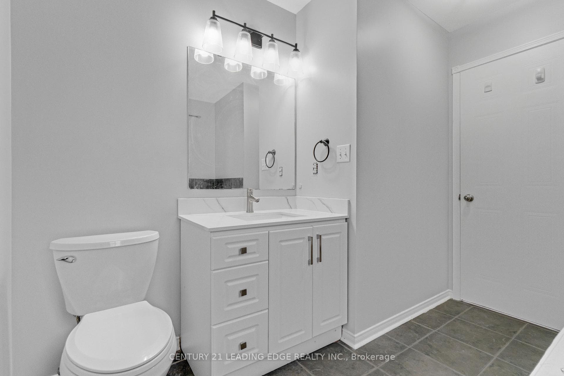 1296 Ashgrove Crescent photo 23