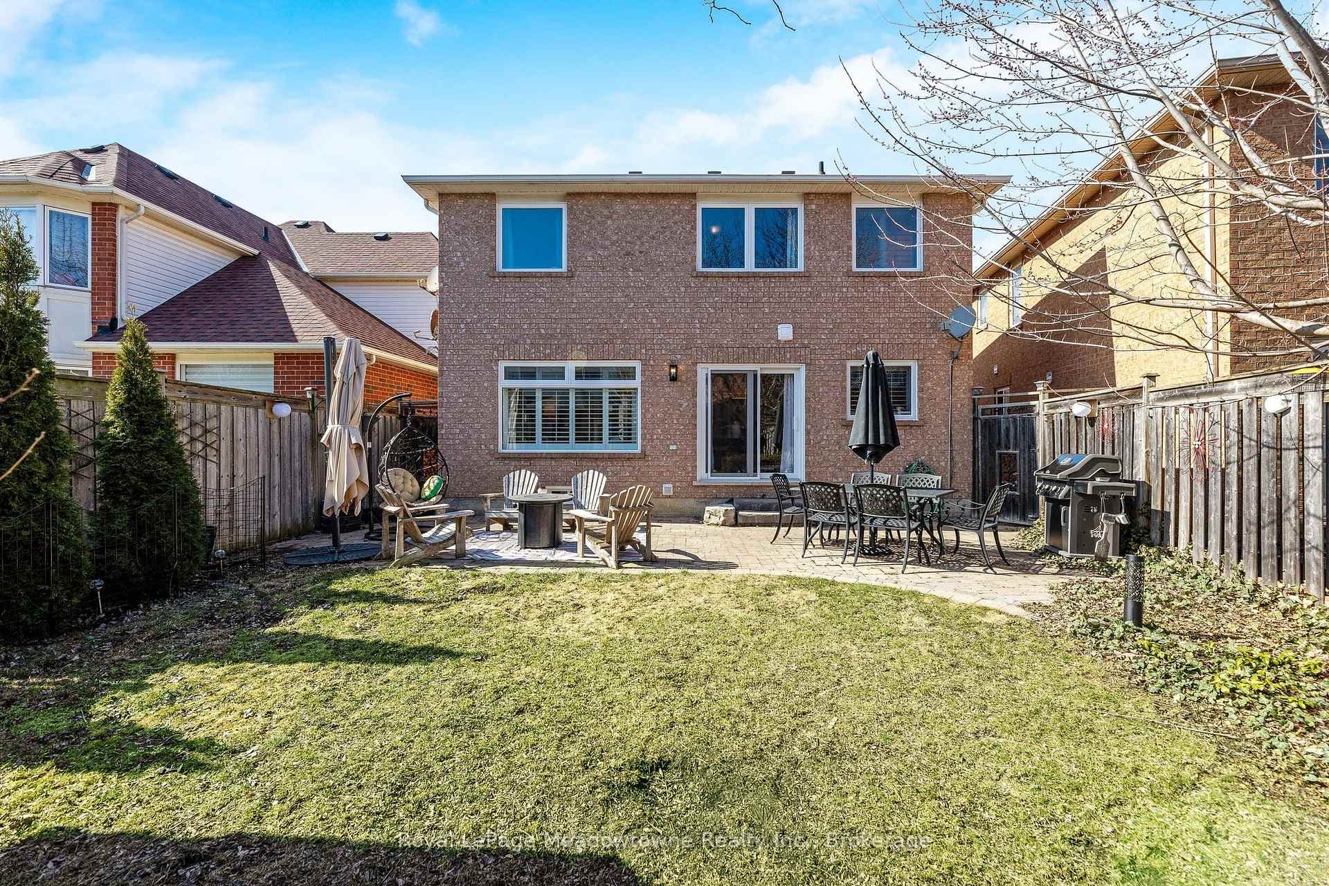 1216 Robson Crescent photo 36