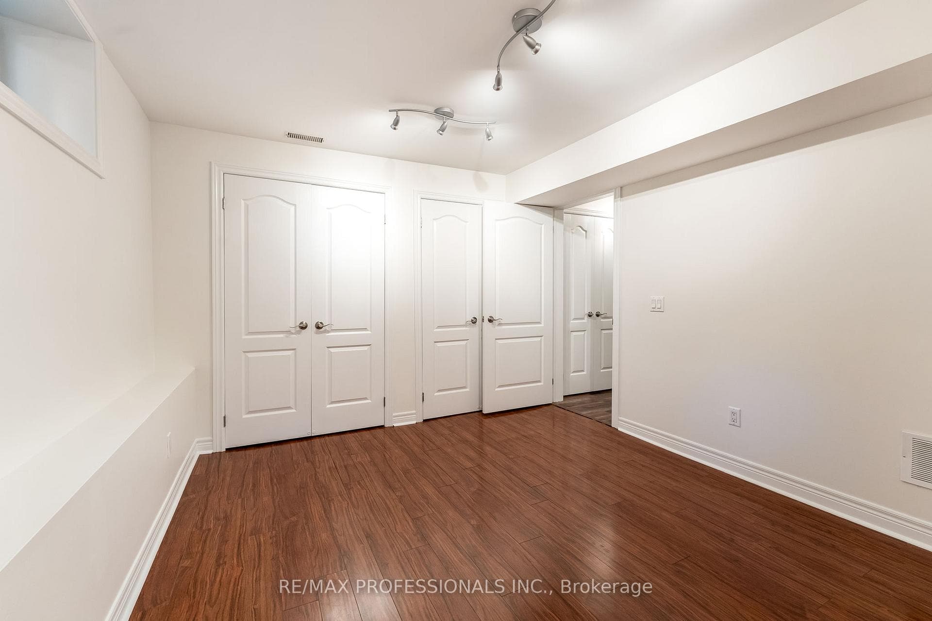 34 Monkton Avenue photo 33