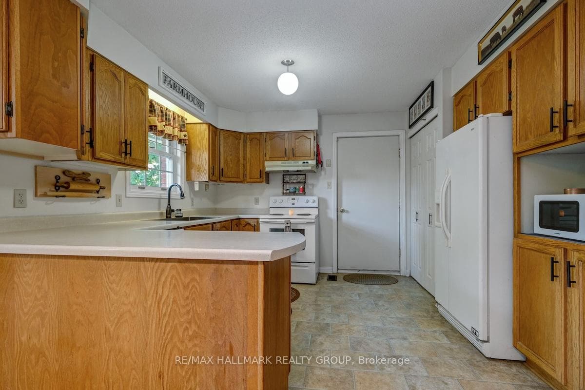 20 HILLTOP Crescent photo 5
