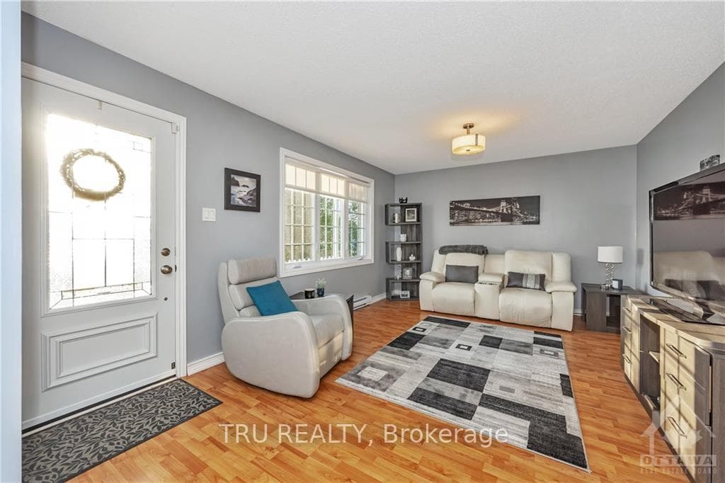 557 BOLT Street photo 9