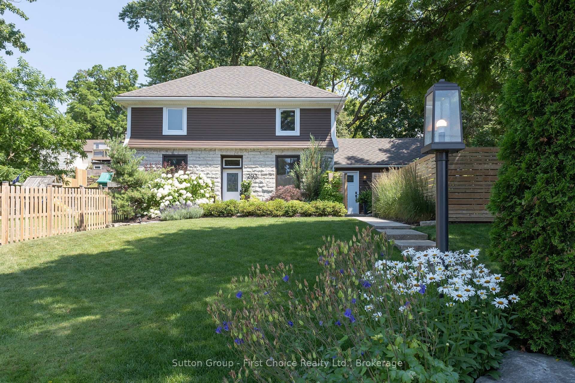 293 Wellington Street photo 1