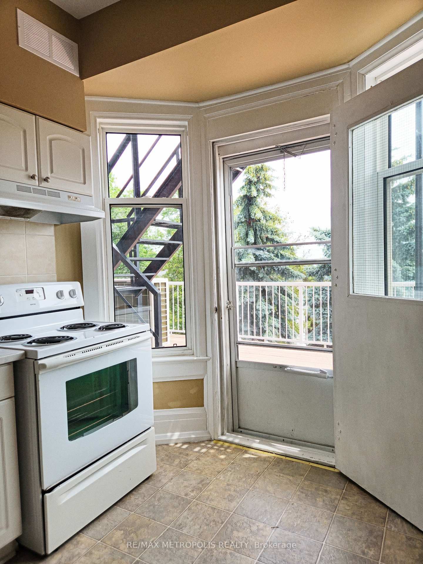 1110 Simcoe Street Unit Upper #2 photo 3
