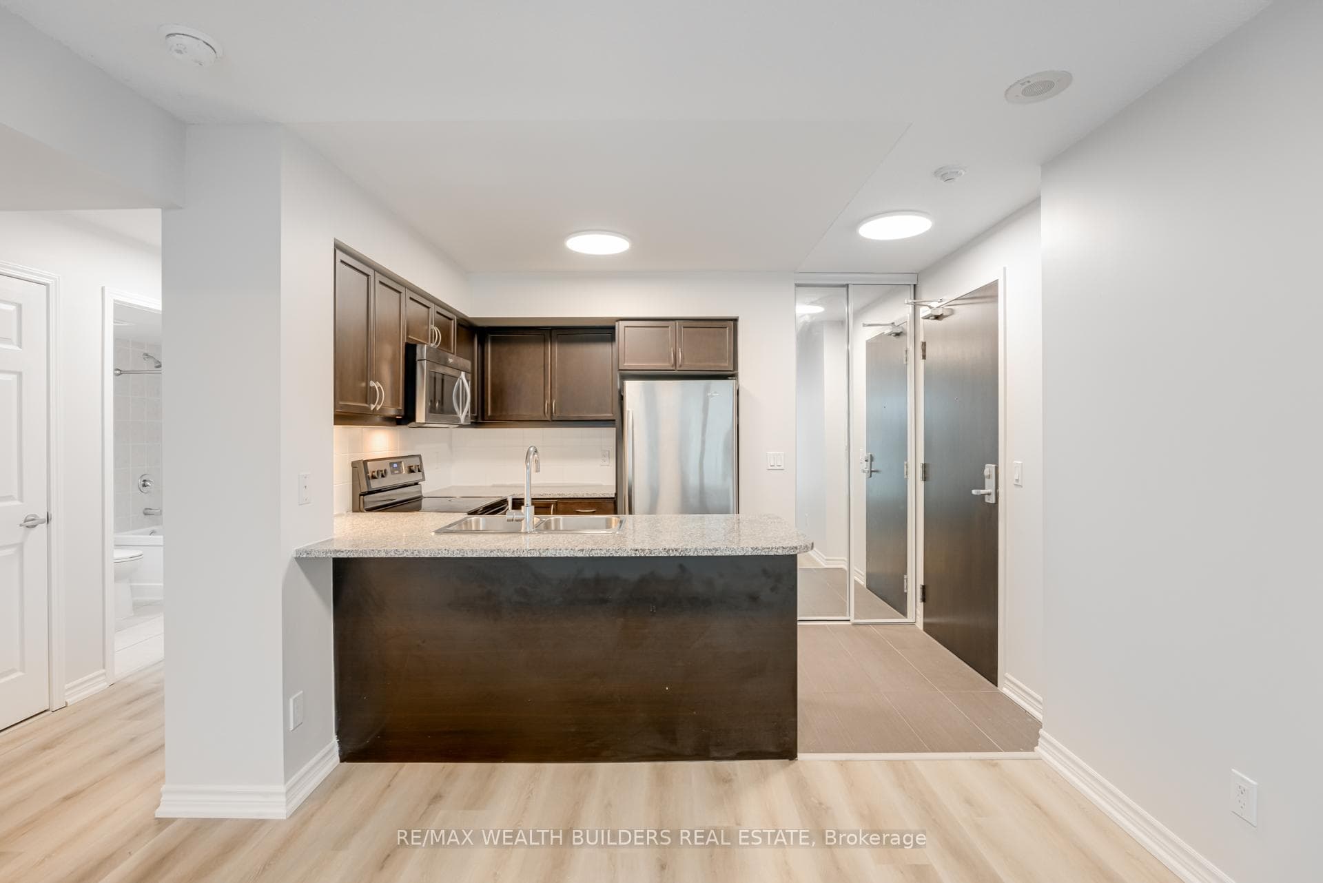 19 Grand Trunk Crescent Unit 1007 photo 9