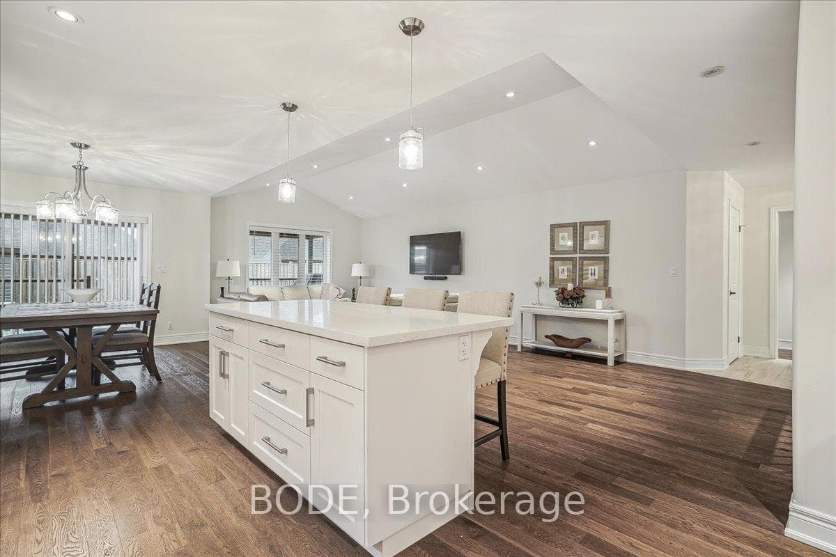 215 Oak Street photo 11
