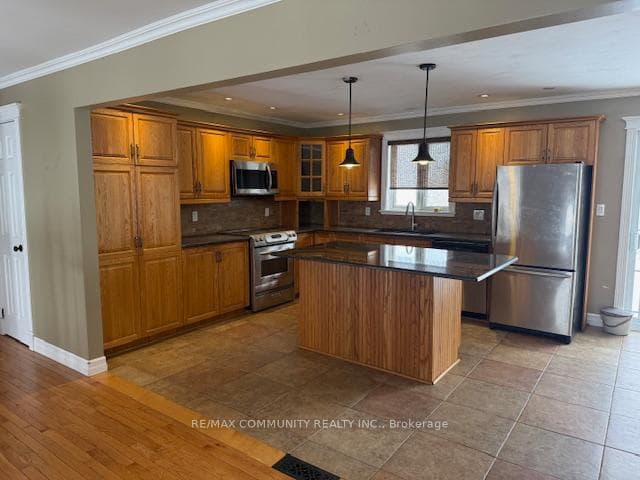 1841 Belvedere Crescent photo 6