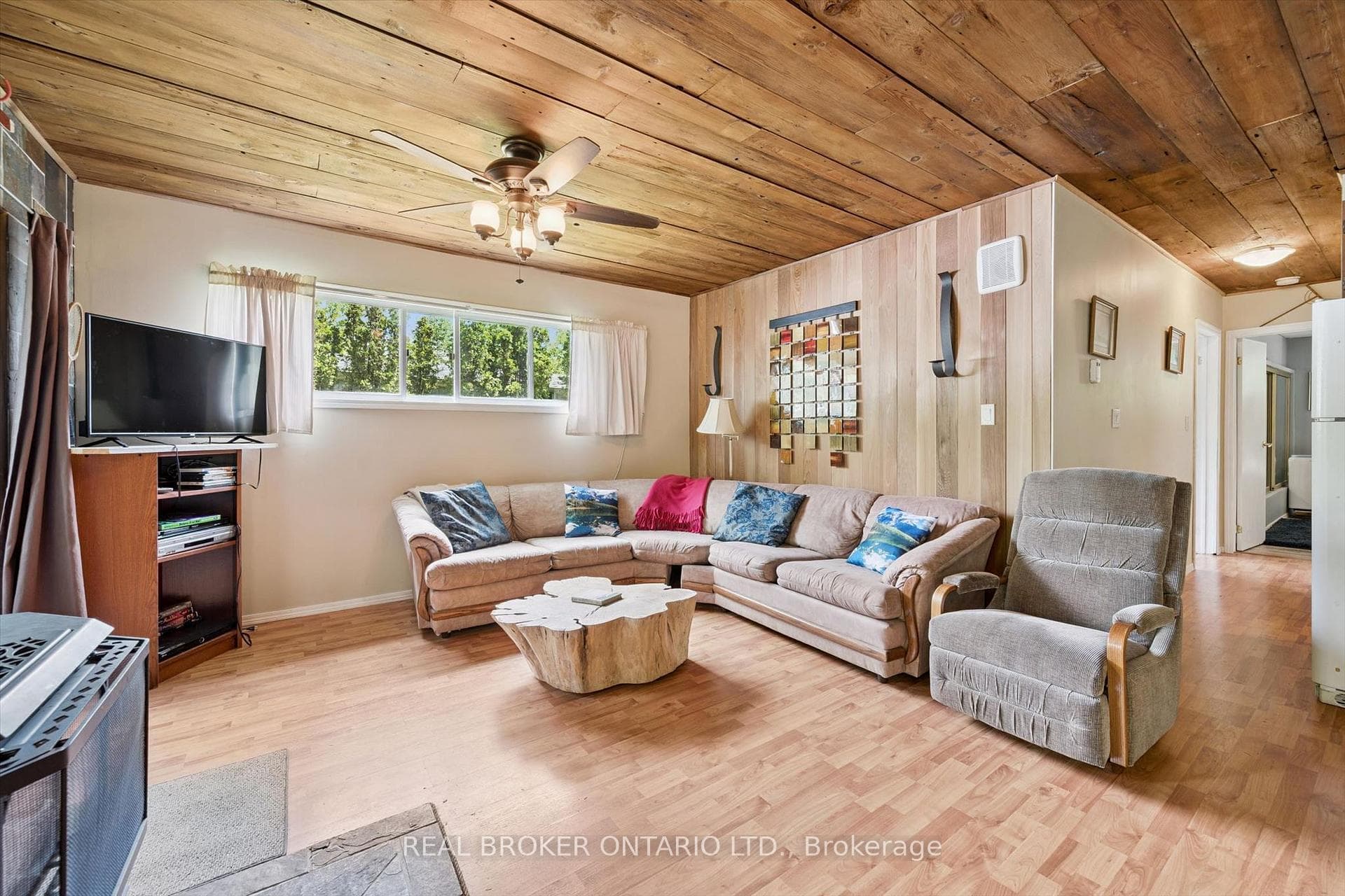 127 Cedar Crescent photo 6