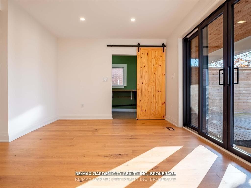 1076 Line Avenue photo 16