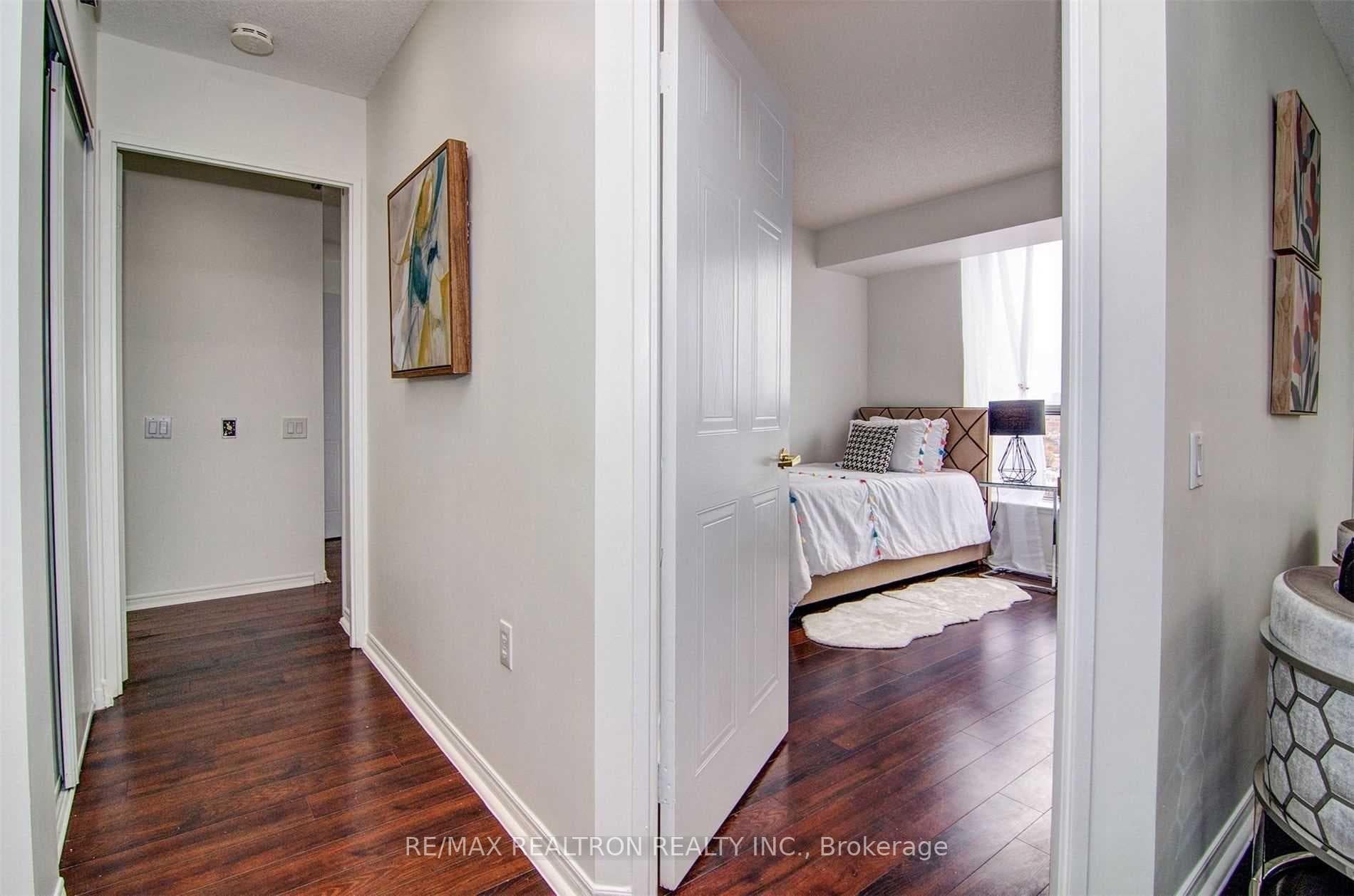 11 Thorncliffe Park Drive Unit Ph 06 photo 4