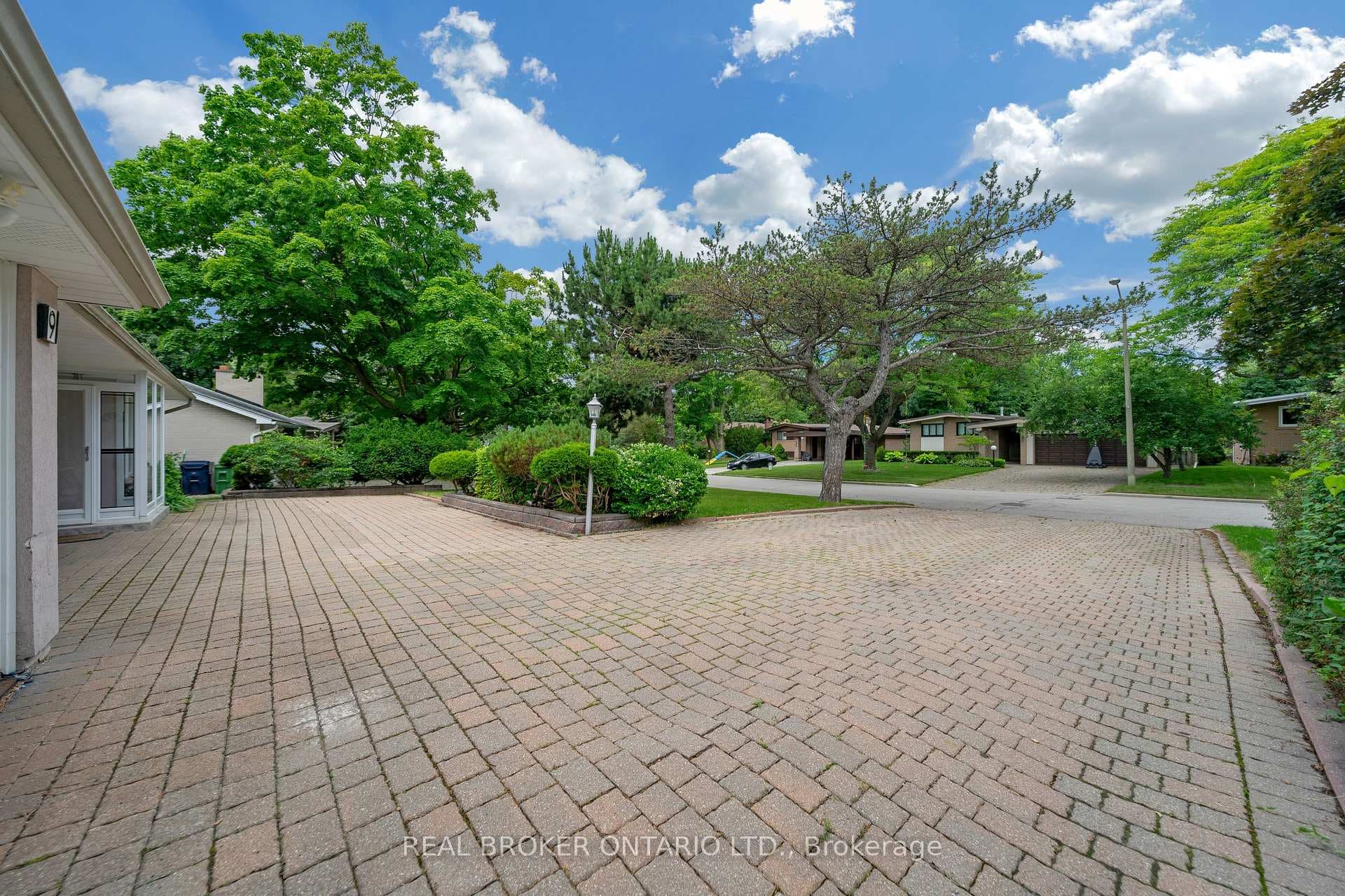 9 Overbank Crescent photo 3