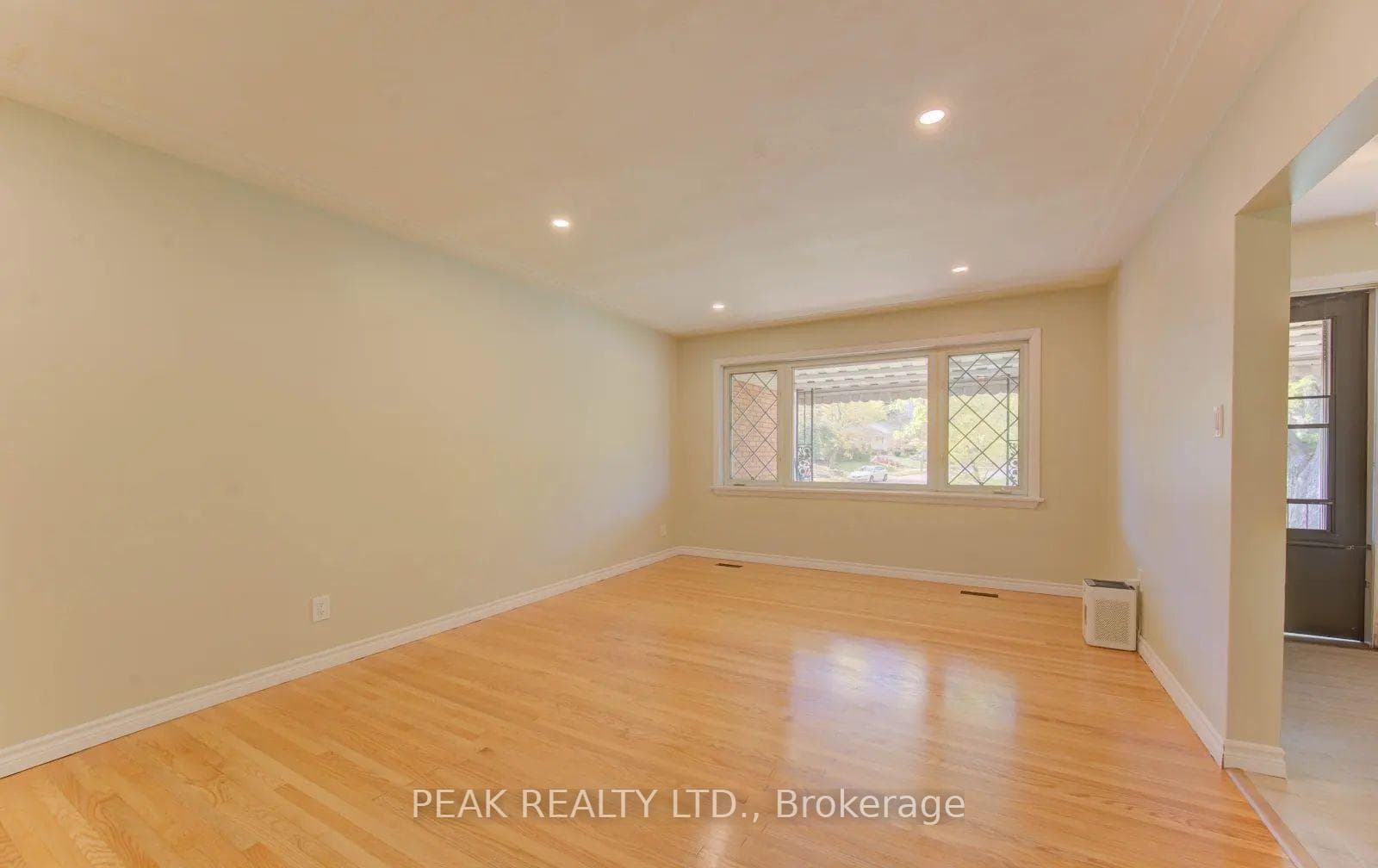 88 Ellis Crescent photo 9