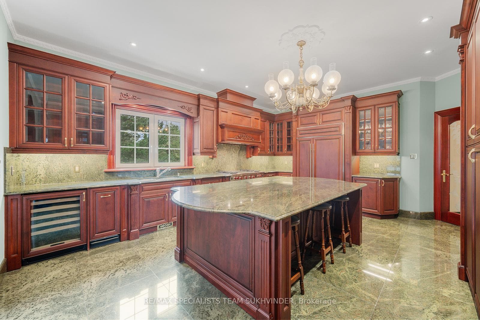 409 Dearbourne Avenue photo 9