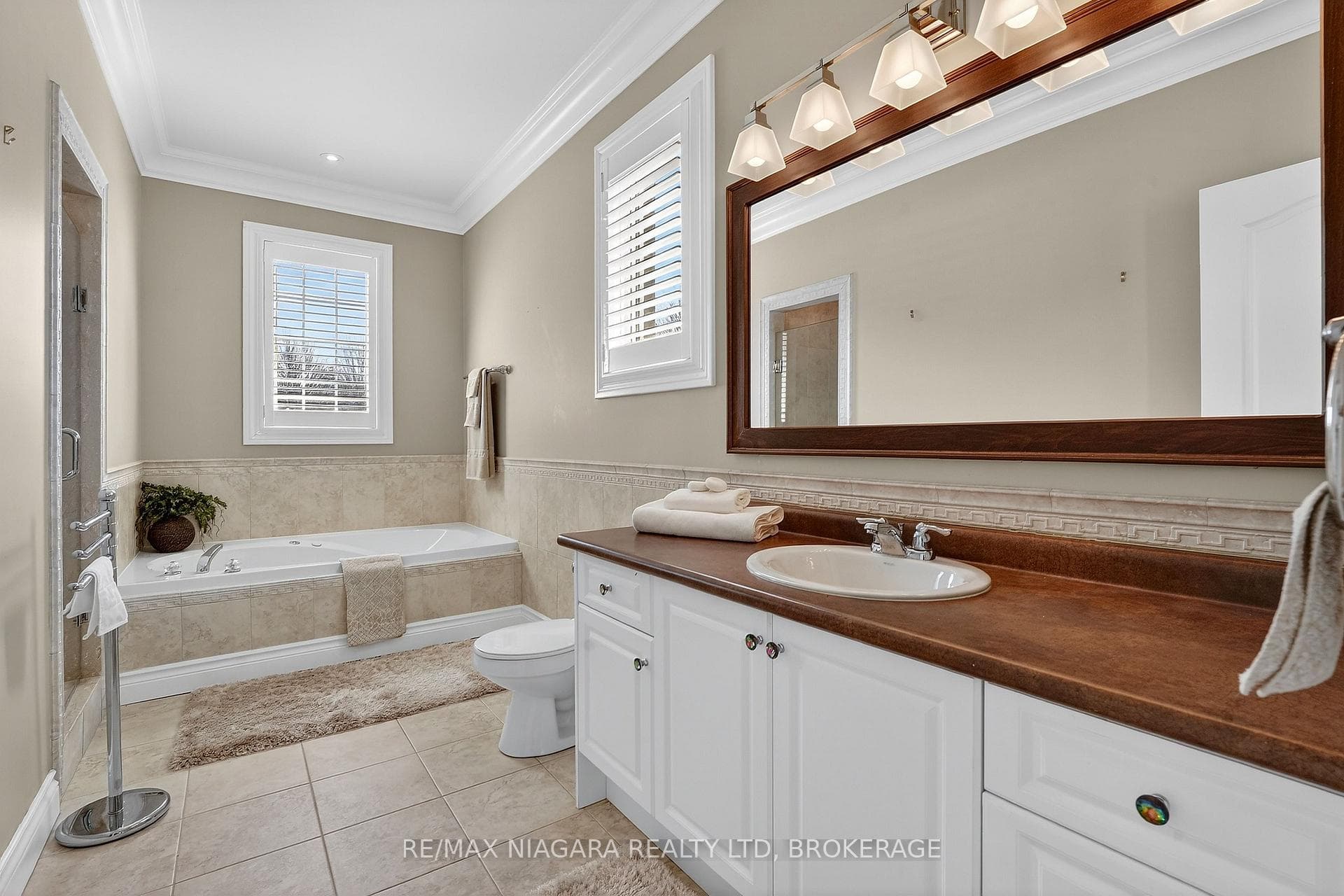 6775 Domenic Crescent photo 25