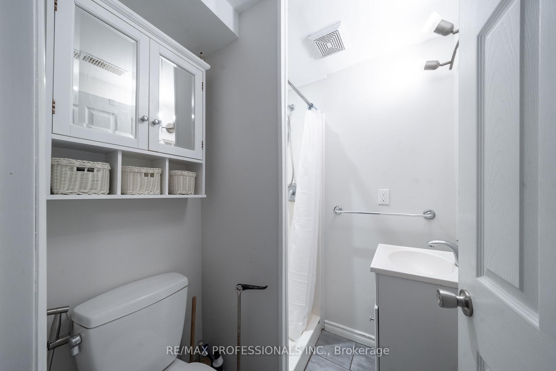 725 Pharmacy Avenue photo 28