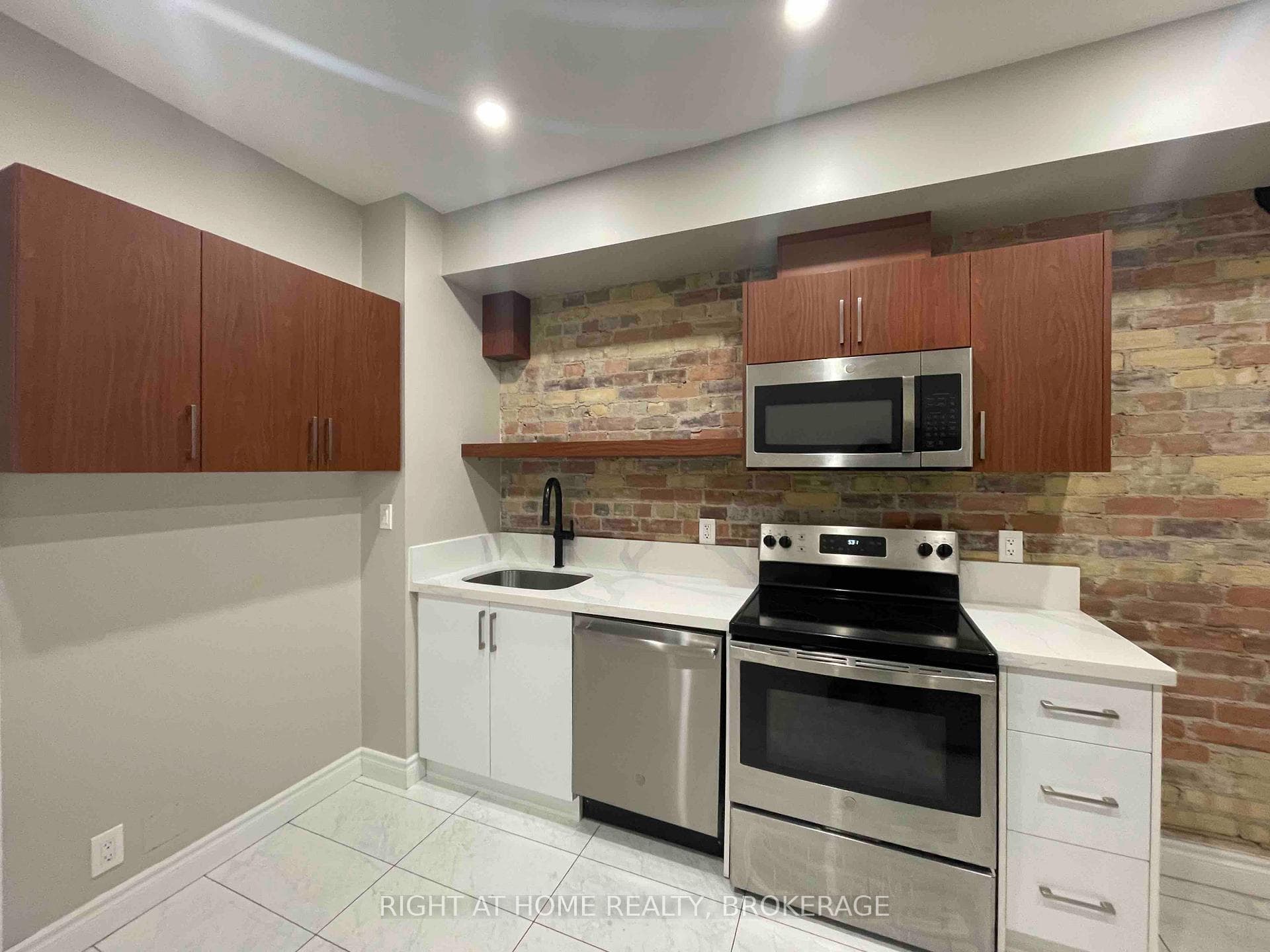 178 Spadina Road Unit 1 - Back photo 3