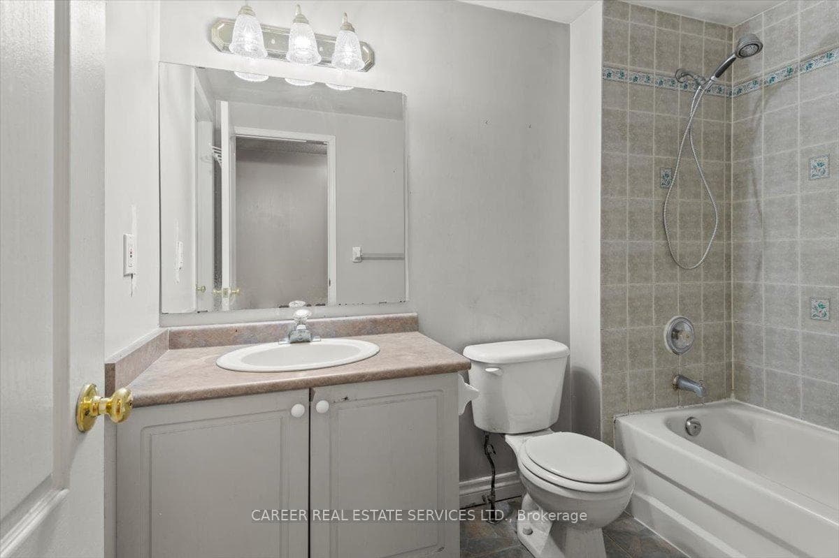 1432 Largo Crescent photo 20