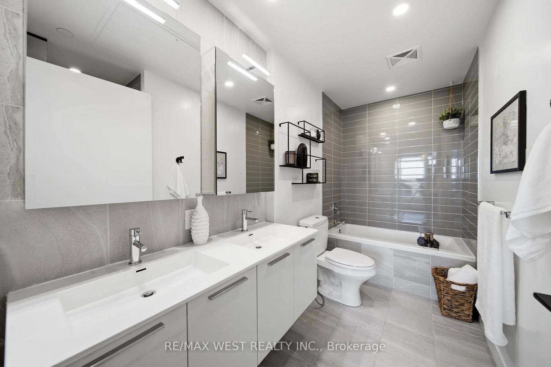 2118 Bloor Street Unit 709 photo 9