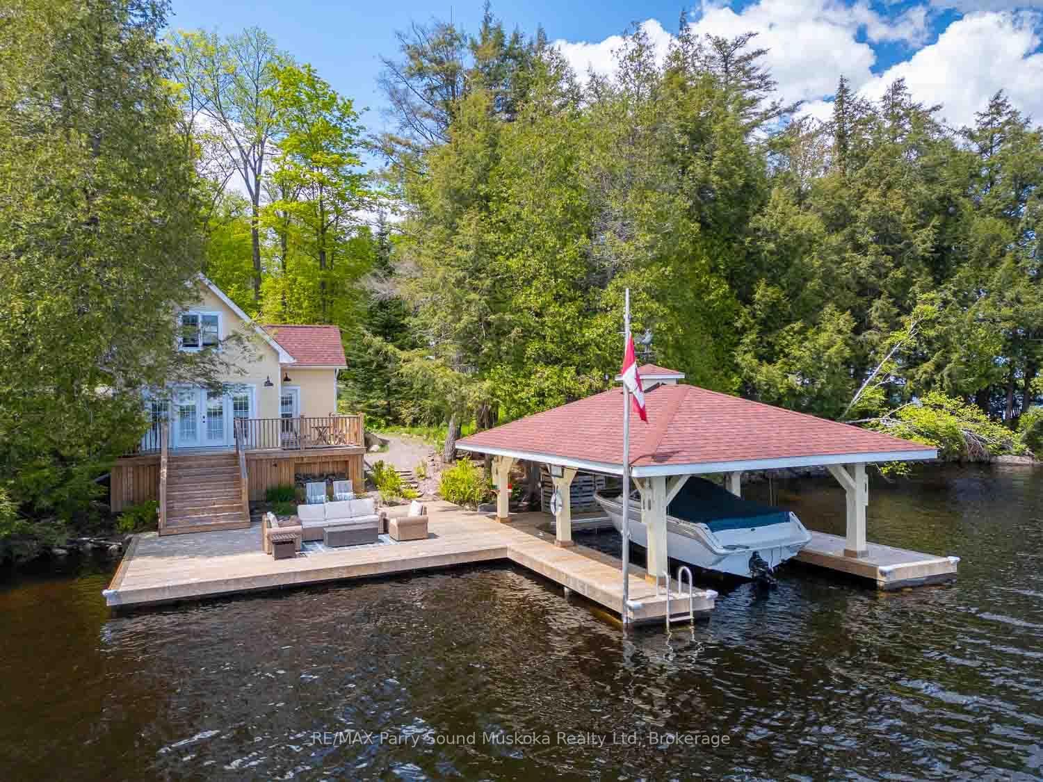 Guest cottage & boat port