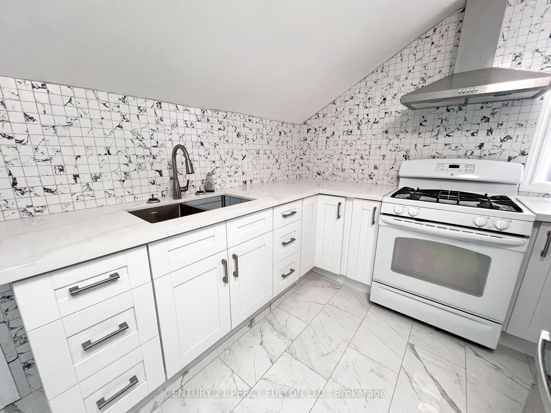 485 Birchmount Road photo 8