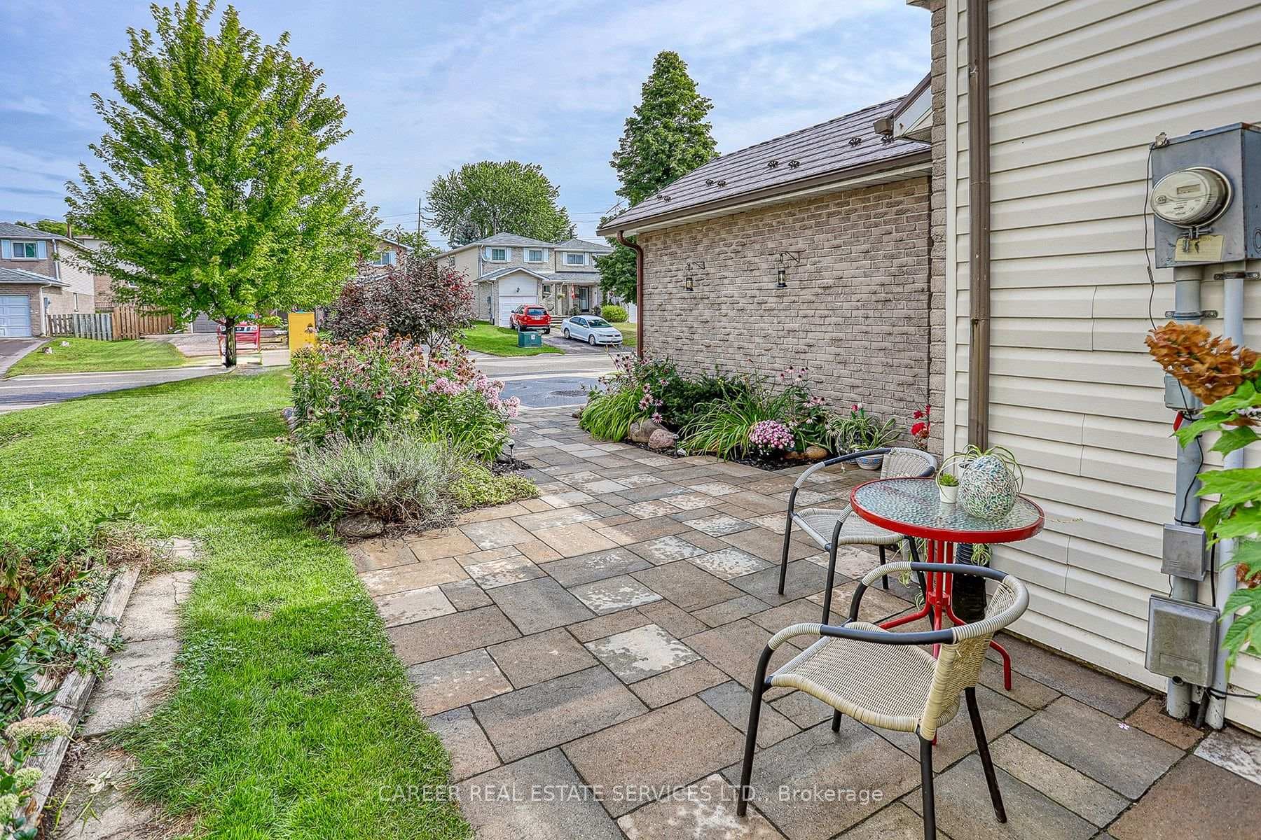 633 Down Crescent photo 4