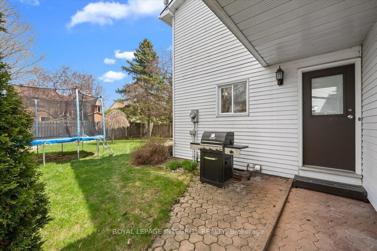 1122 St Germain Crescent photo 36