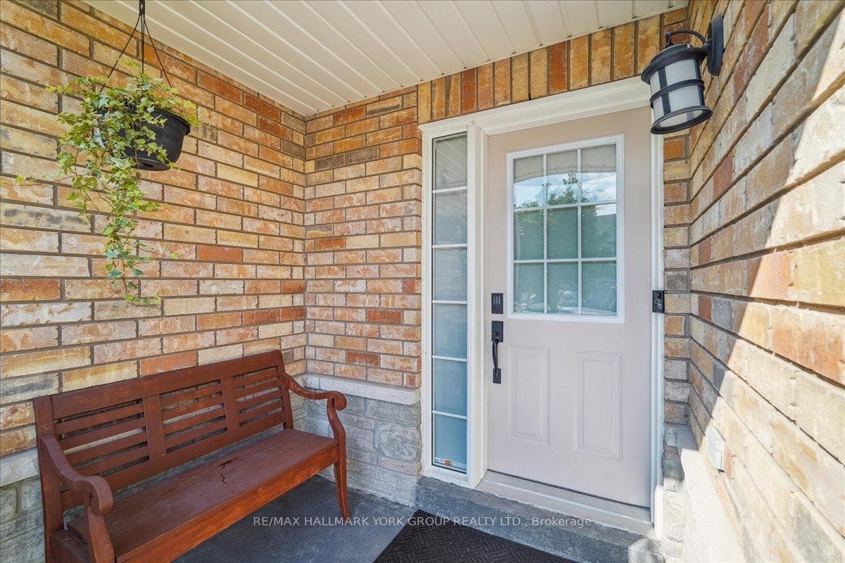 530 Ainsworth Drive photo 2