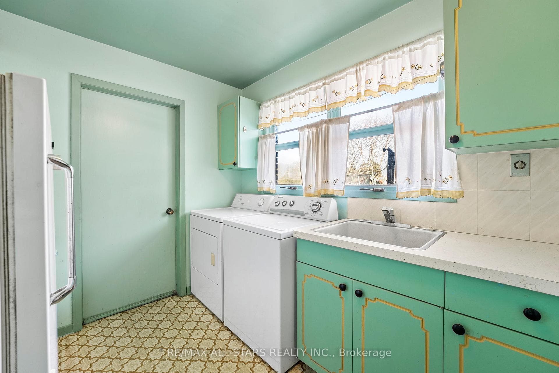 58 Farr Avenue photo 21